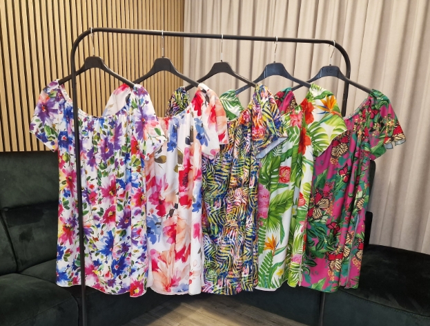 Bluzki na wieszakach